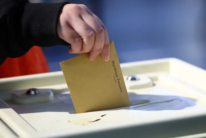 Municipales: ouverture des bureaux de vote en métropole, suspense dans plusieurs grandes villes