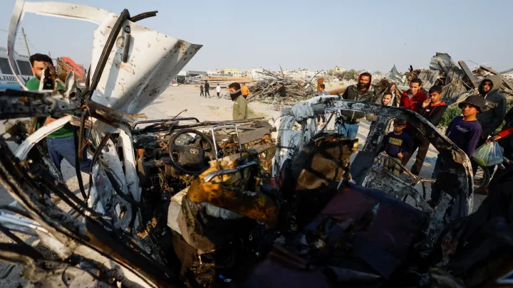 بينهم 8 من الشرطة.. استشهاد 12 فلسطينياً بقصف الاحتلال مركبة ومنزلاً بقطاع غزة