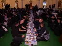Qindra besimtarë çelin iftar në Xhaminë e Namazgjasë në Tiranë