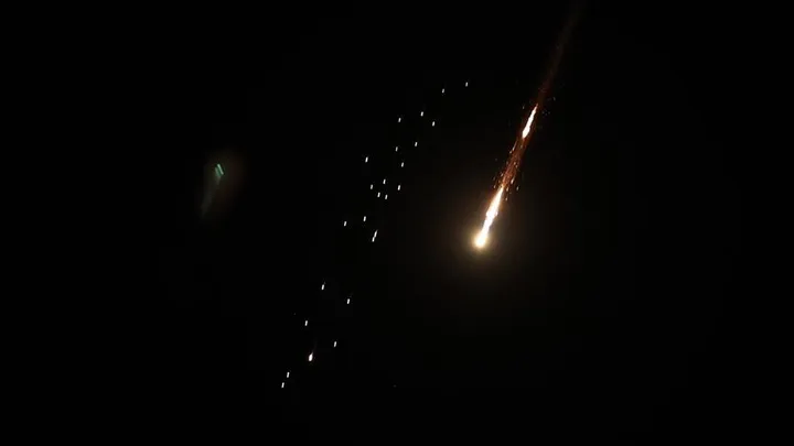 Fragmente raketash bien pranë parlamentit dhe zyrës së Netanyahut në Kuds