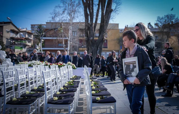 Përvjetori i parë i tragjedisë në Koçan, 63 karrige të bardha në kujtim të viktimave