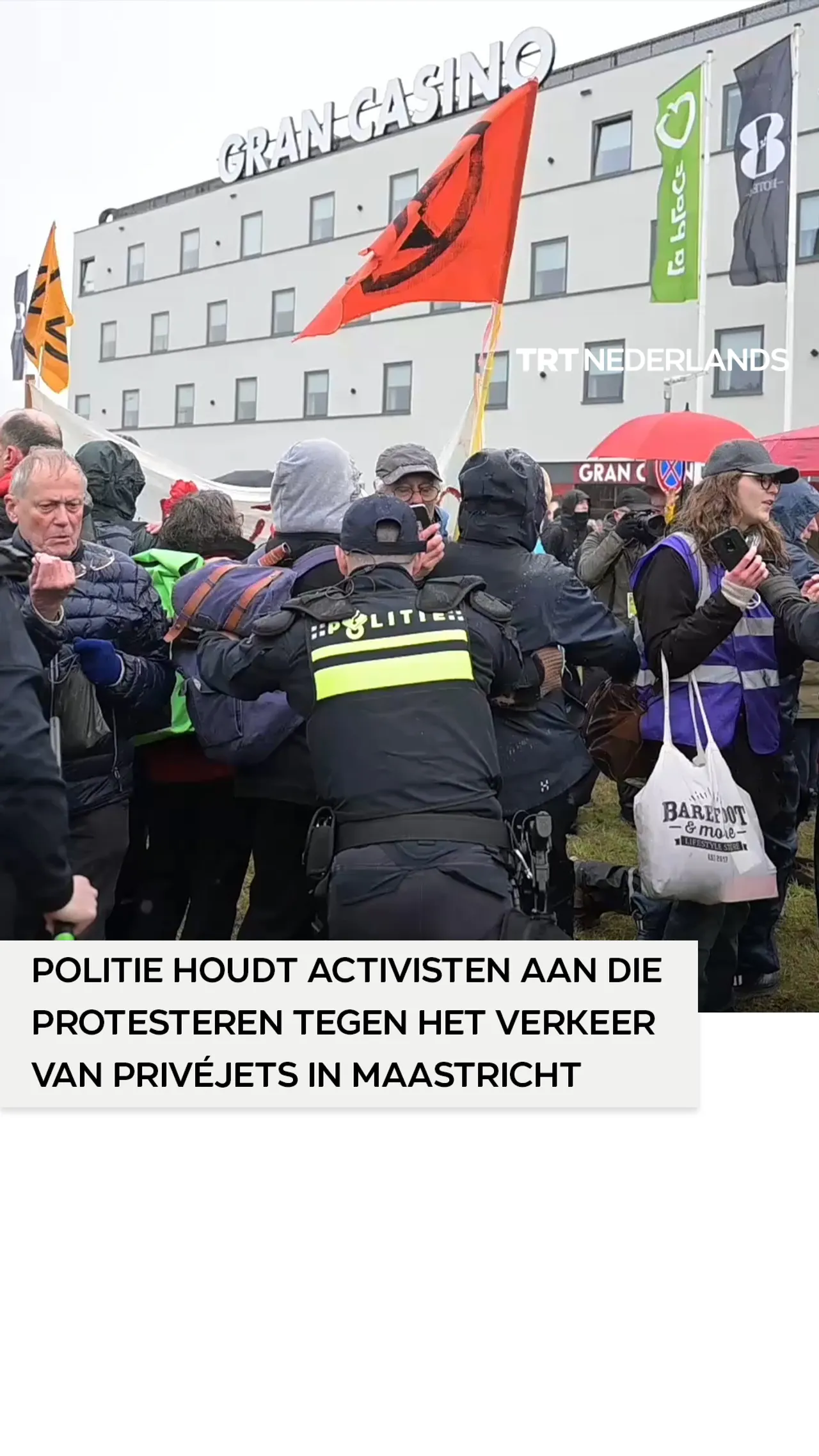 Politie houdt activisten aan die protesteren tegen het verkeer van privéjets in Maastricht