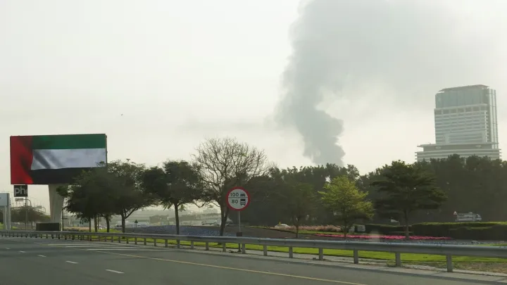 تعليق مؤقت للرحلات في مطار دبي.. واعتراض مسيّرات وصواريخ بالسعودية وقطر والأردن