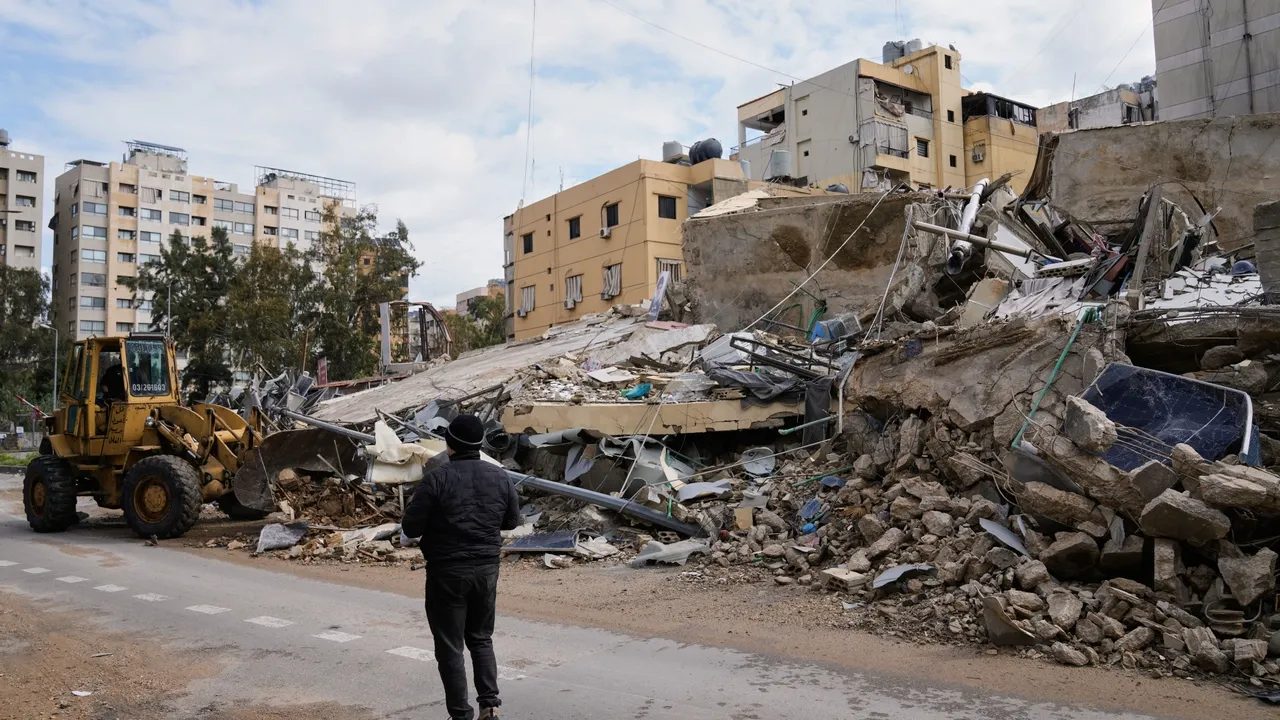 مقتل شخصين بينهما مسعف بغارات للاحتلال جنوبي لبنان والنازحون يتجاوزون المليون