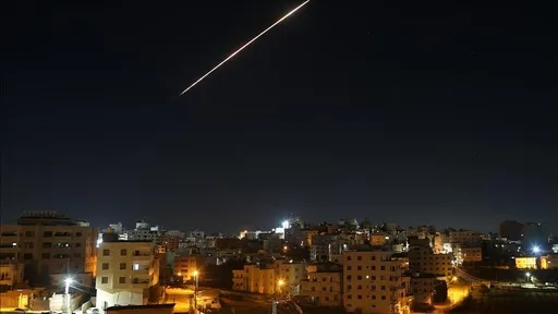 Irani lëshon një valë të re raketash drejt Izraelit