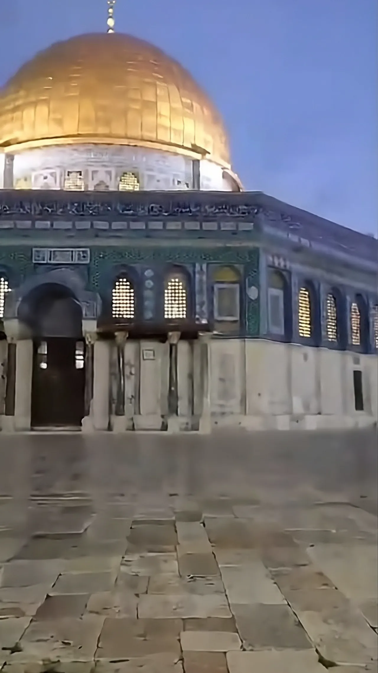 Penjaga Masjid Al-Aqsa menangis karena Masjid itu kosong tanpa umat Muslim
