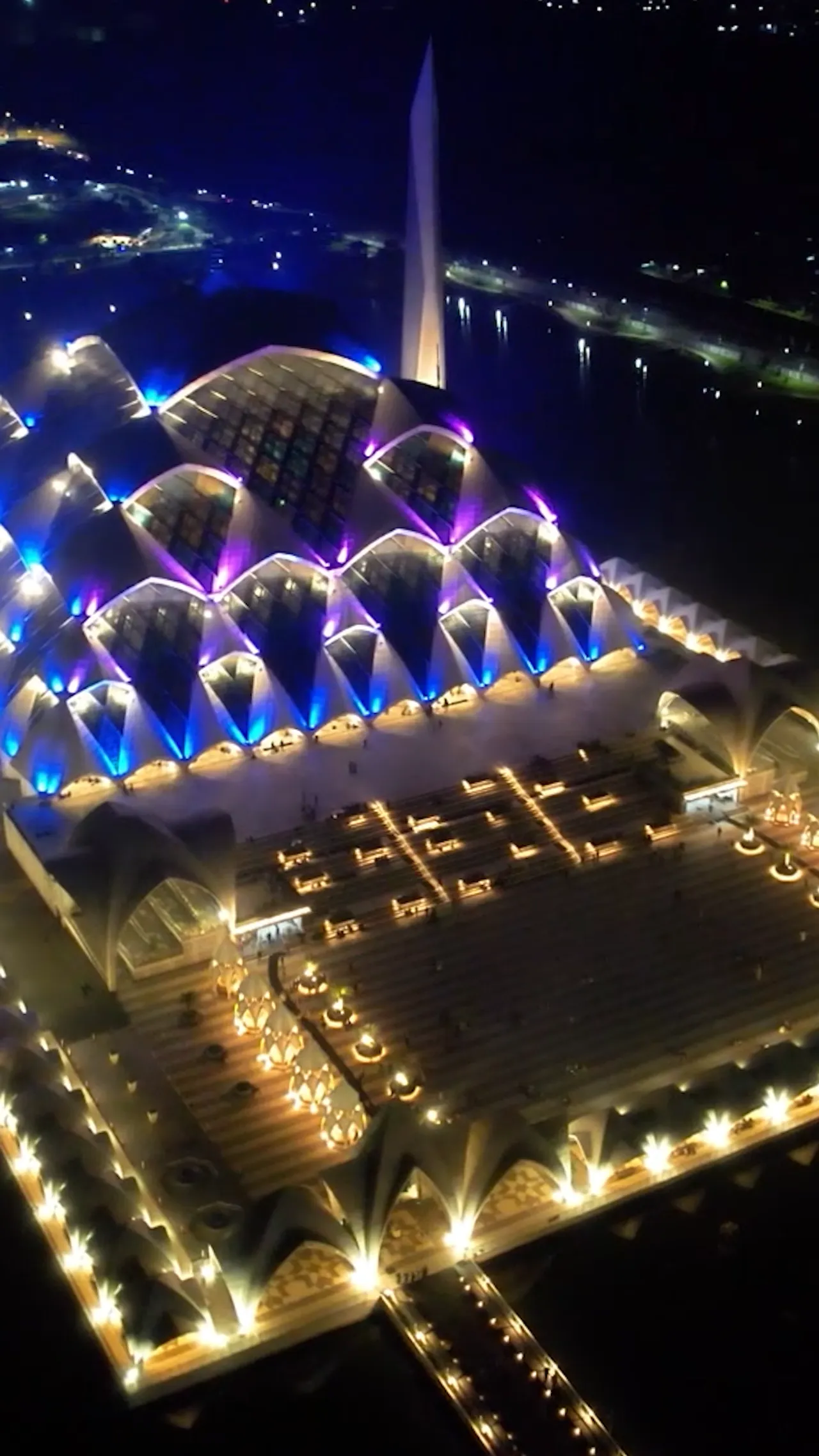 Umat Muslim di Bandung melakukan itikaf di Masjid Raya Al-Jabbar