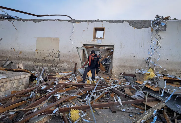 सूचना मंत्री के अनुसार, पाकिस्तान ने हालिया हवाई हमलों में अफगान सैन्य ठिकानों को निशाना बनाया।