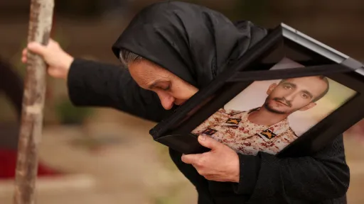 اشک و خشم در پایتخت ایران؛ گزارشی از مراسم دفن کشته‌شدگان جنگ ایران با ائتلاف آمریکا و اسرائیل