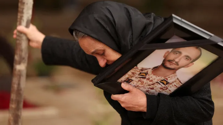 اشک و خشم در پایتخت ایران؛ گزارشی از مراسم دفن کشته‌شدگان جنگ ایران با ائتلاف آمریکا و اسرائیل