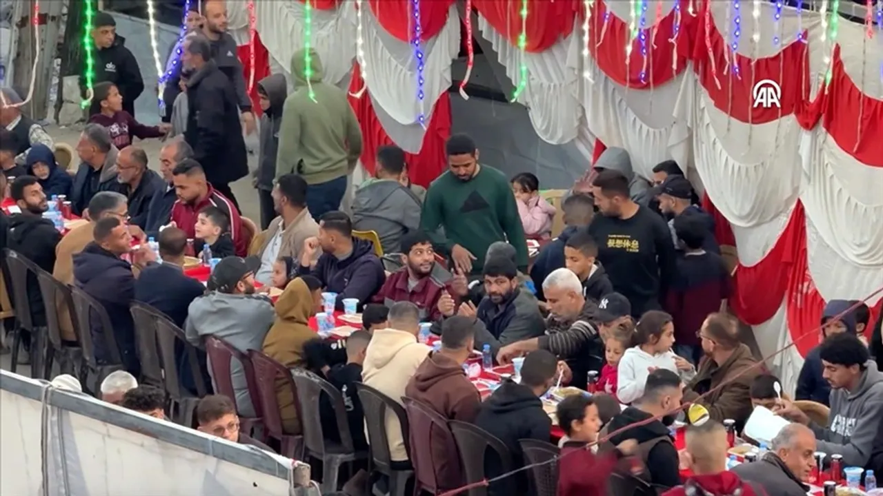 Palestinezët e zhvendosur në Gazë organizojnë iftar të përbashkët mes rrënojave të kampit Jabalia
