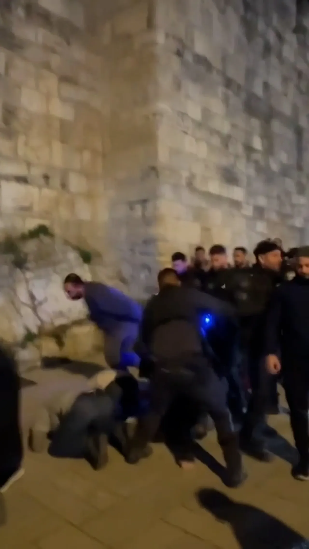 Tentara Israel menyerang umat Muslim yang sedang salat di luar Al-Aqsa