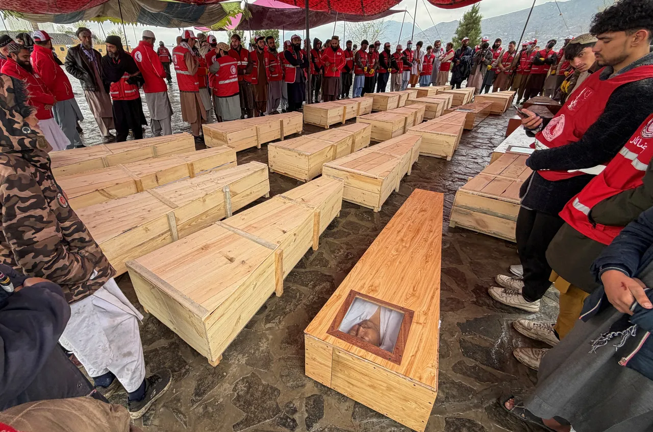 په کابل کې د پاکستان په هوايي برید کې د وژل شوو سلګونو تنو ډله ییزه جنازه وشوه