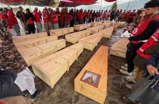 په کابل کې د پاکستان په هوايي برید کې د وژل شوو سلګونو تنو ډله ییزه جنازه وشوه