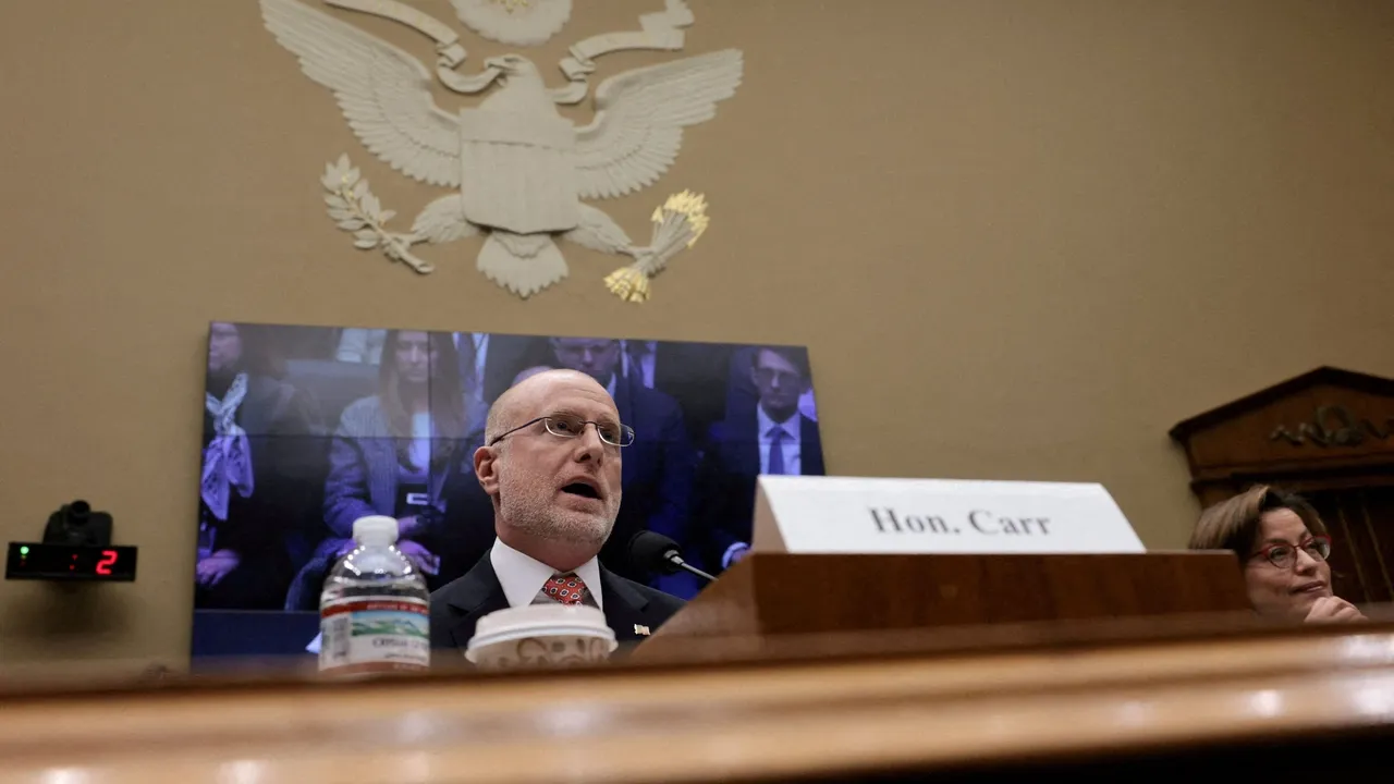 Chefe da FCC dos EUA enfrenta reação negativa após aviso sobre notícias falsas da guerra com o Irão