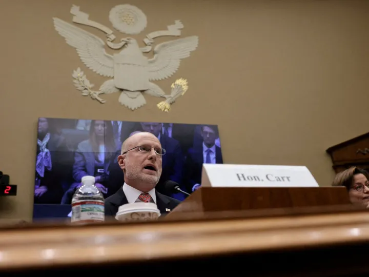 Chefe da FCC dos EUA enfrenta reação negativa após aviso sobre notícias falsas da guerra com o Irão