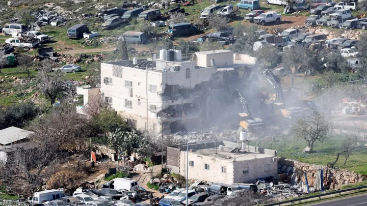 إصابات واختطاف فلسطينيين بهجوم مستوطنين جنوب الخليل.. والاحتلال يعتقل 15 سيدة في قلقيلية