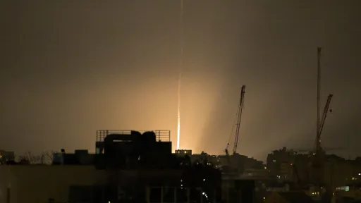 إيران تهدد باستهداف منشآت نفطية في الخليج.. وإصابة إسرائيليين واستهداف طائرات جراء شظايا صاروخية