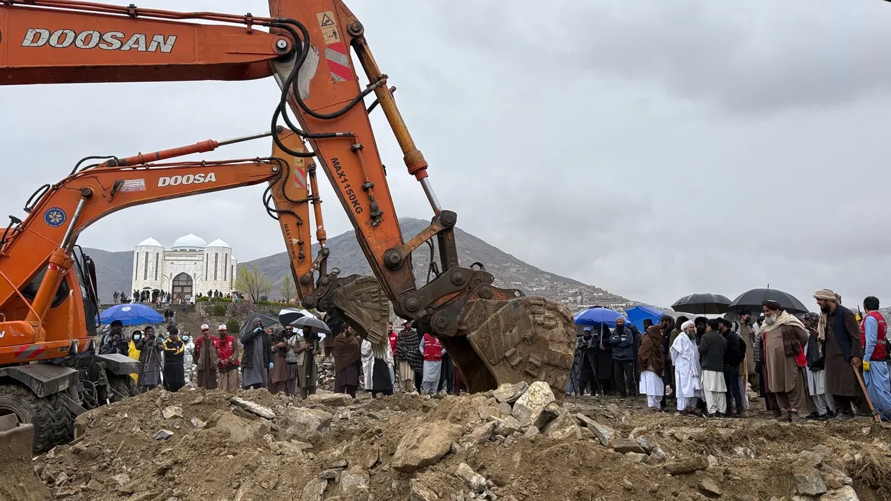 بناءً على طلب تركيا والسعودية وقطر.. باكستان وأفغانستان تعلنان وقف الهجمات مؤقتاً