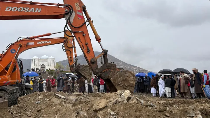 بناءً على طلب تركيا والسعودية وقطر.. باكستان وأفغانستان تعلنان وقف الهجمات مؤقتاً