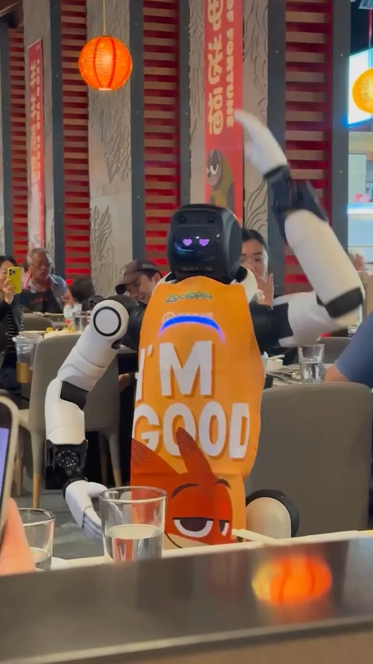 Robot penari bermasalah, meja restoran di Cupertino berantakan