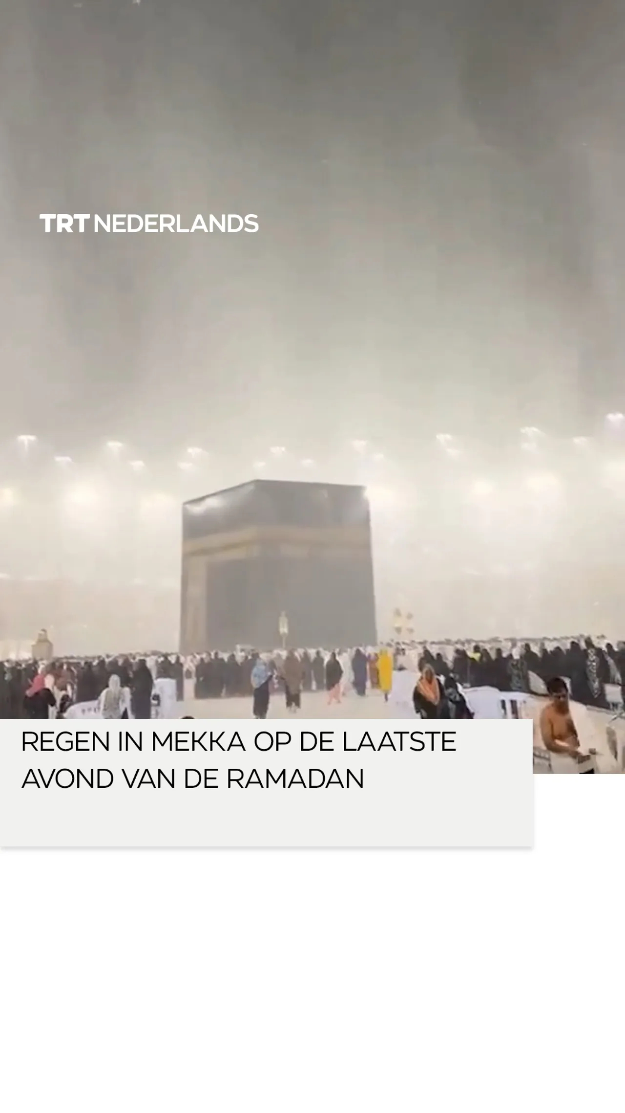 Gelovigen genoten van de regen in Mekka op de laatste avond van de ramadan