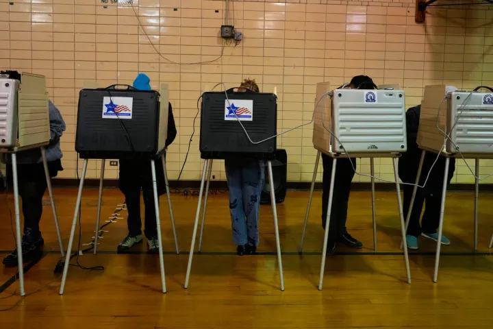 המלחמה עם איראן מטלטלת את הפריימריז הדמוקרטיים וחושפת שסעים מרירים בתוך המפלגה