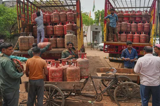 रसोई गैस संकट पर संसद के बाहर विपक्ष ने प्रदर्शन किया