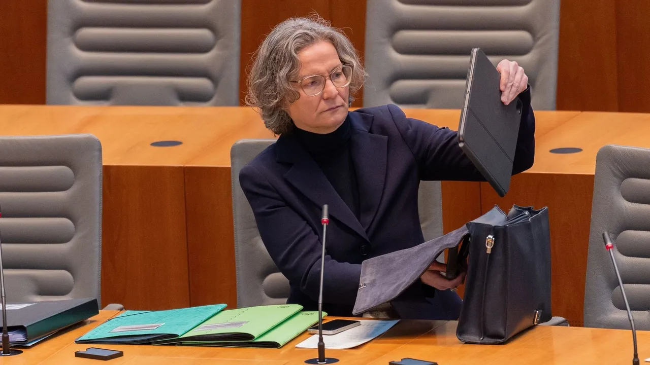 Machtmissbrauchs-Vorwürfe: Scharrenbach räumt Fehler ein