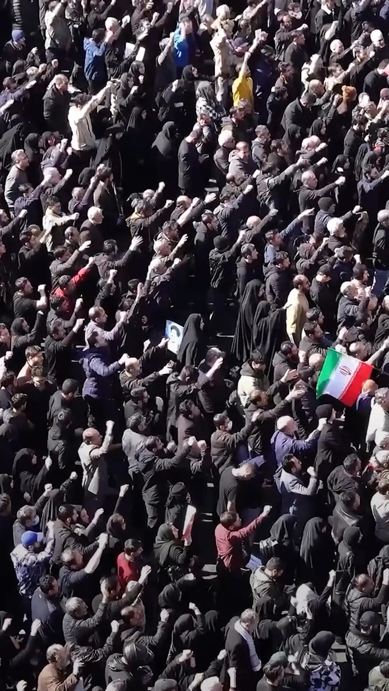 Massa berkumpul di Tehran setelah pengumuman kematian Khamenei