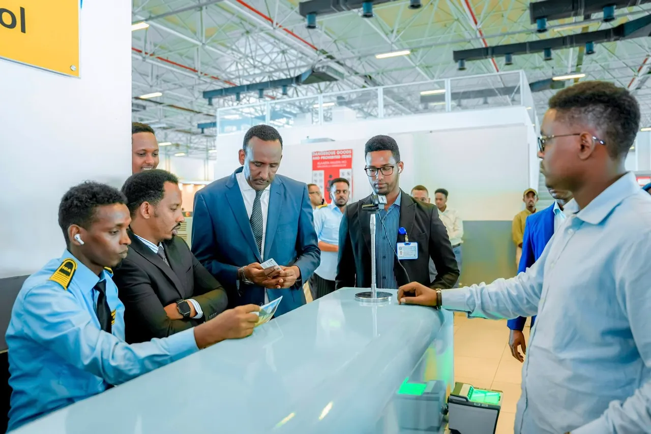 Soomaaliya: Adeegsiga kaarka aqoonsiga ee safarrada gudaha oo si rasmi ah loo hirgeliyay