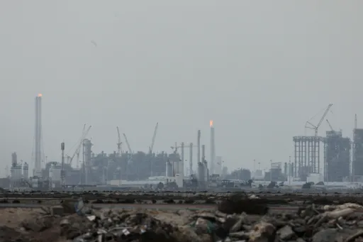 Frappes iraniennes: la compagnie publique QatarEnergy interrompt la production de GNL