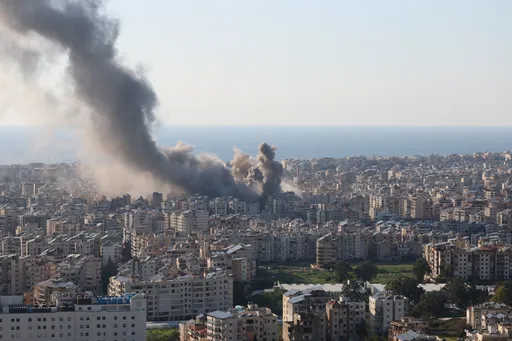 إنذارات إخلاء وغارات للاحتلال على لبنان طالت قناة المنار.. وحزب الله: استهداف إسرائيل عمل دفاعي