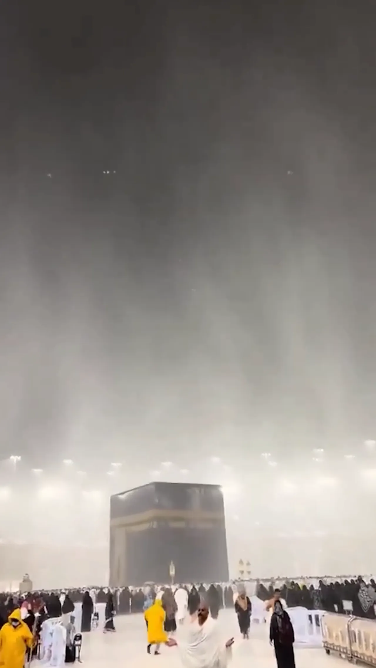 Hujan di Mekah pada malam terakhir Ramadan