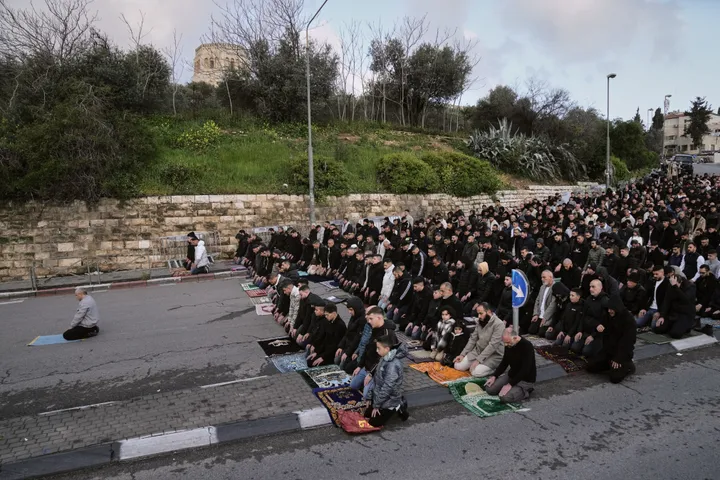 ישראל אוסרת על תפילות עיד אל-פיטר באל-אקצא תחת תירוץ ביטחוני