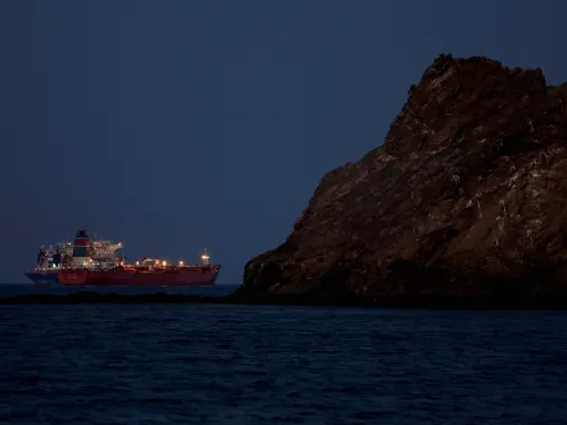 Irão pondera cobrar portagens a navios que transitam pelo Estreito de Ormuz