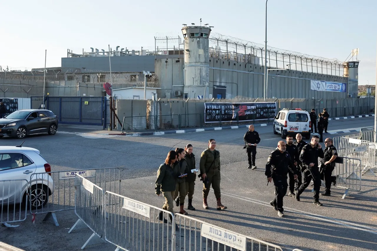 توسع الاعتقال دون محاكمة.. سوريون ضمن فئة "المقاتلين غير الشرعيين" في السجون الإسرائيلية
