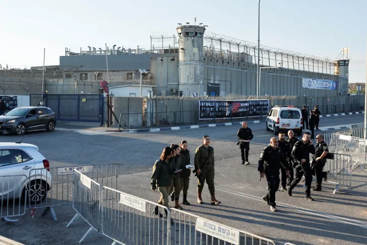 توسع الاعتقال دون محاكمة.. سوريون ضمن فئة "المقاتلين غير الشرعيين" في السجون الإسرائيلية