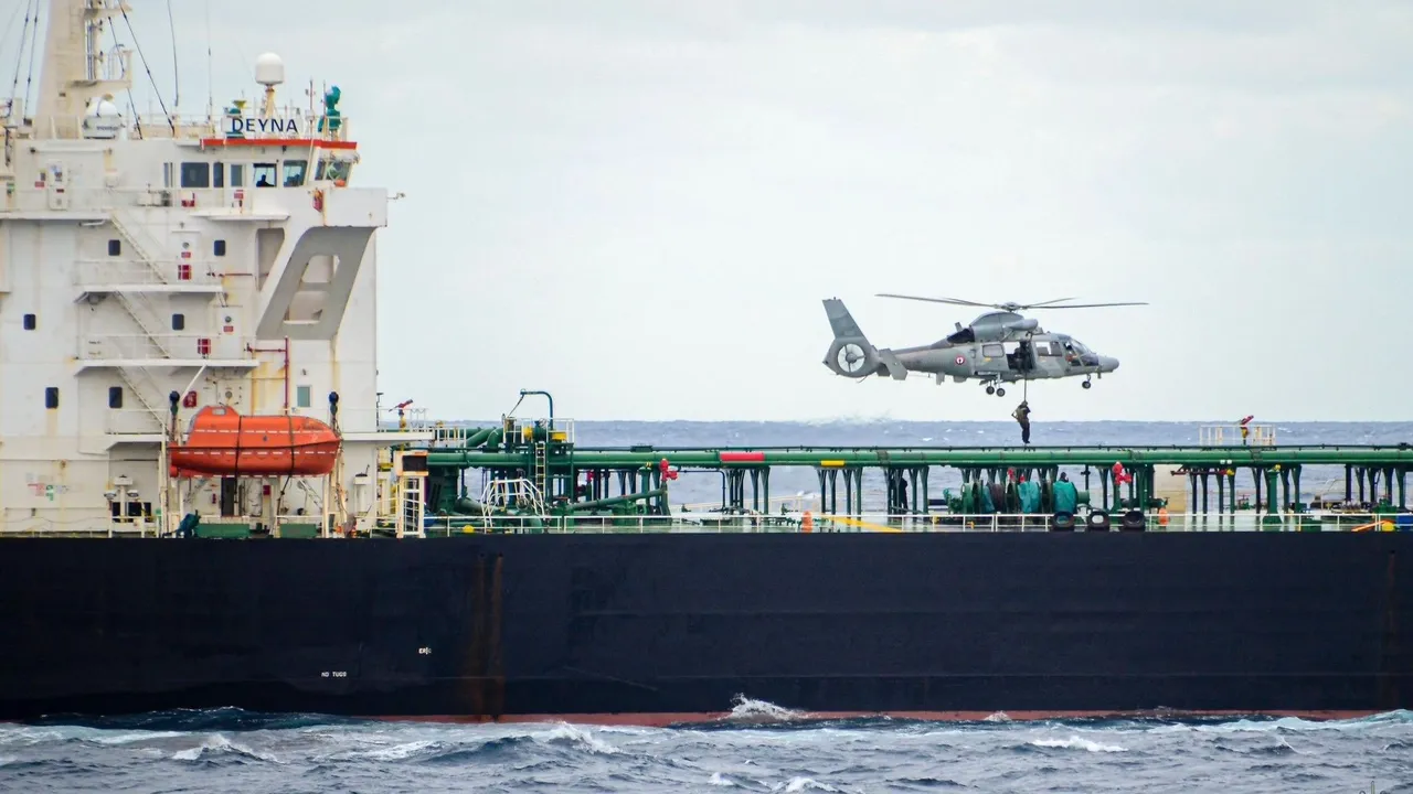 Франция поймала танкер из России