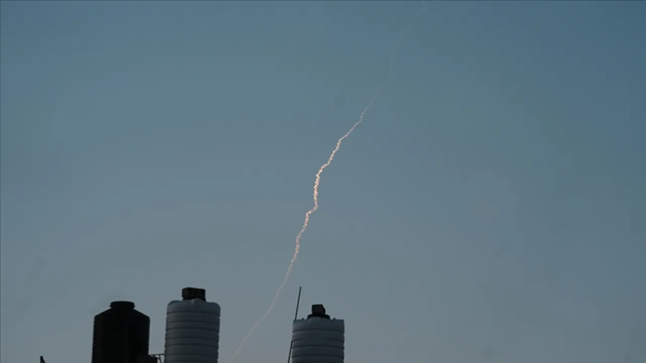 صواريخ إيرانية تضرب ديمونا وتوقع إصابات.. وإسرائيل تدّعي قصف منشآت بحوث نووية وإنتاج صواريخ باليستية