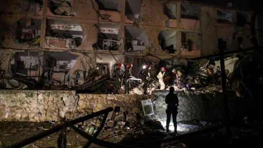 صواريخ إيرانية تضرب عراد وديمونا.. عشرات المصابين ودمار واسع جنوب إسرائيل