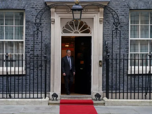 Reino Unido permite que os EUA usem bases perto de Ormuz para ataques ao Irão