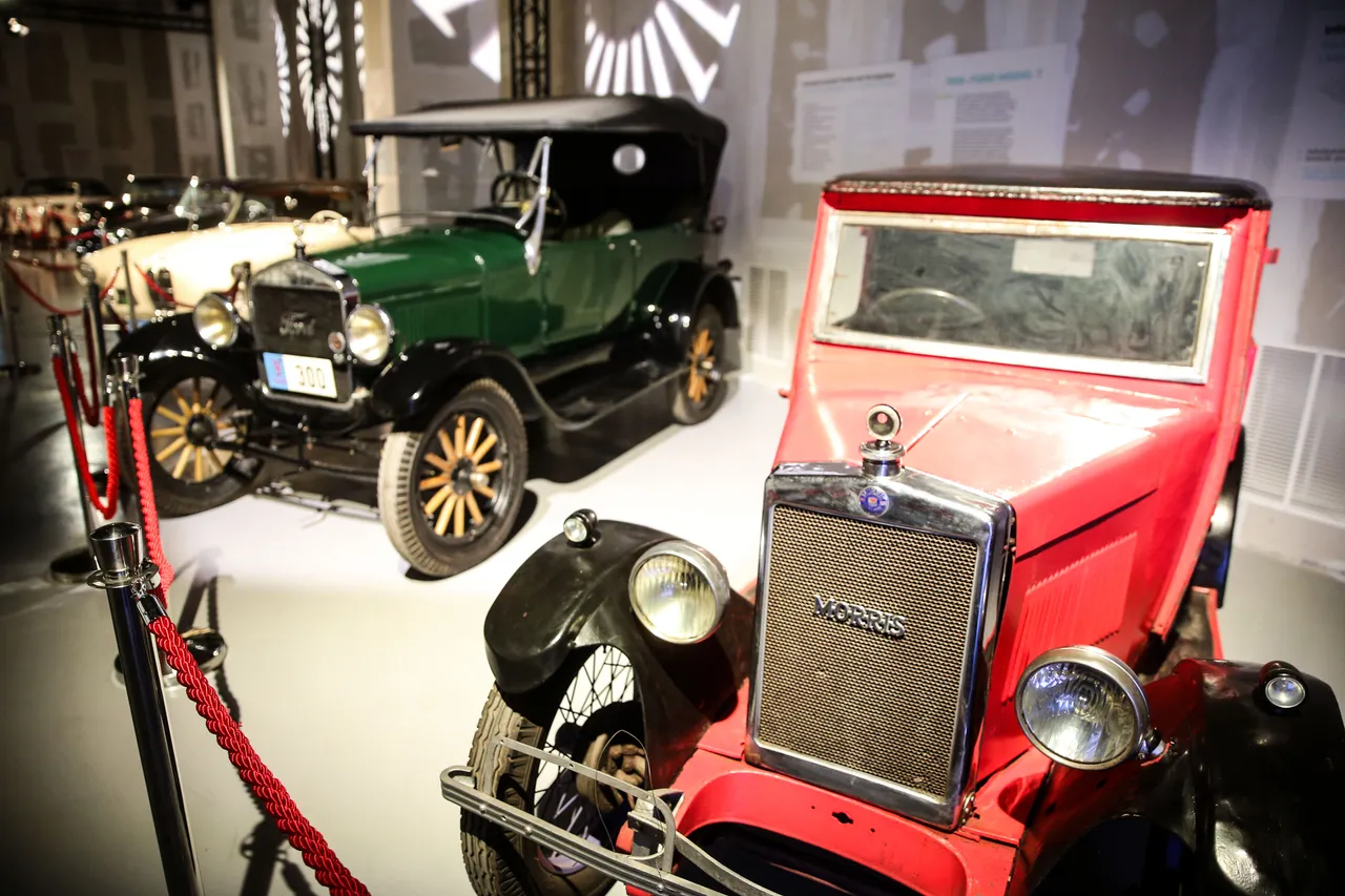 Izložba oldtajmera u Beogradu: Od kultnih automobila iz filmova do Titovog Cadillaca