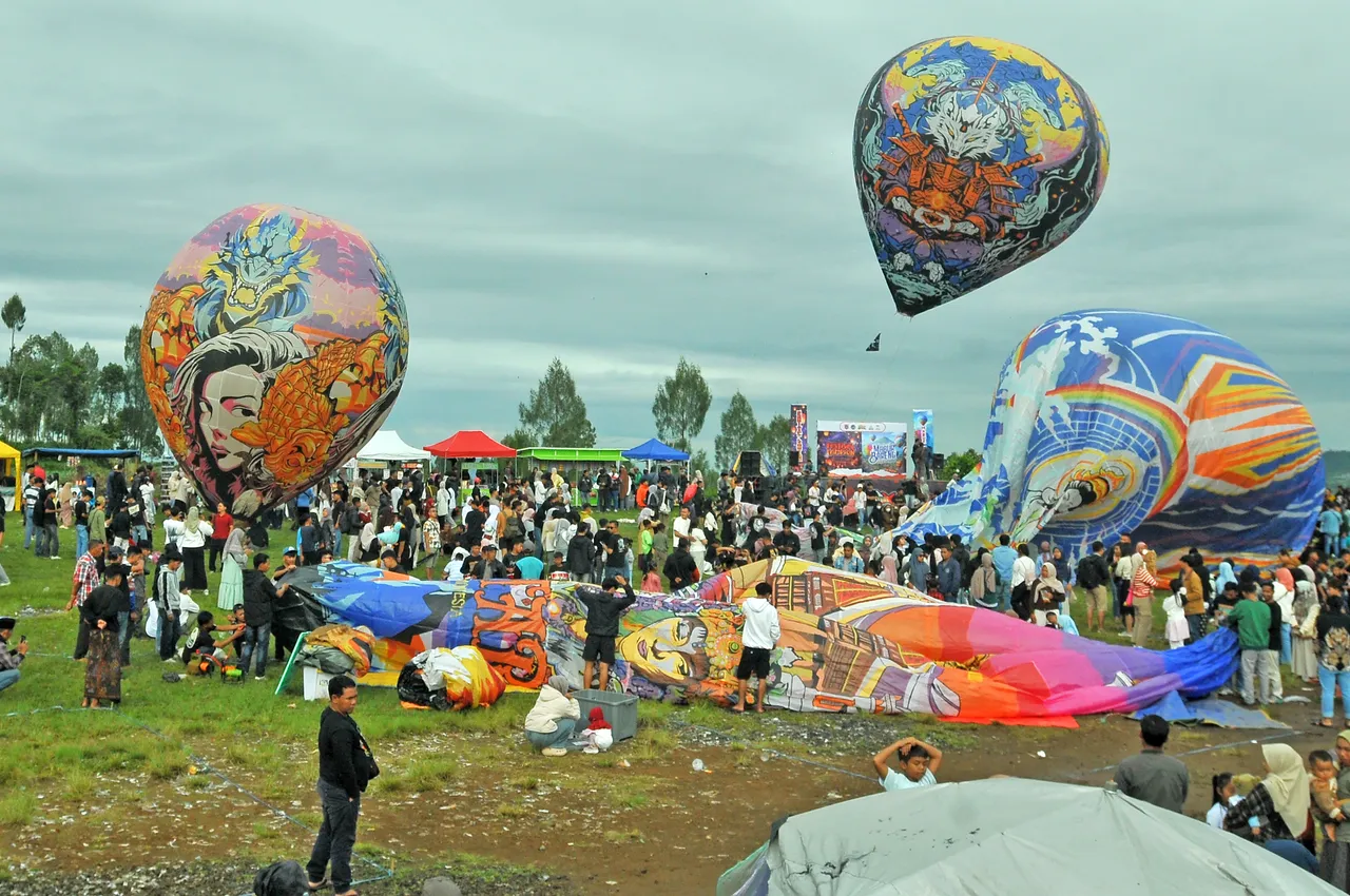 Festival balona na vrući zrak obojio nebo između planina Sumbing i Sindoro u Indoneziji
