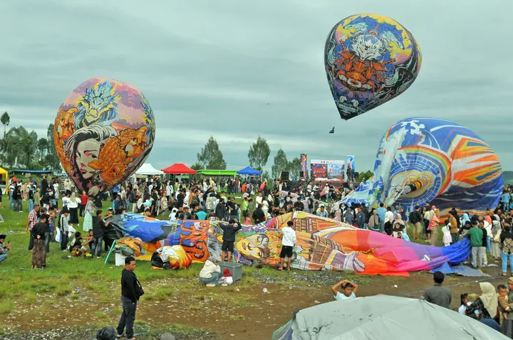 Festival balona na vrući zrak obojio nebo između planina Sumbing i Sindoro u Indoneziji