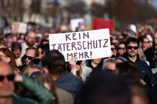 Tausende demonstrieren gegen digitale sexuelle Gewalt