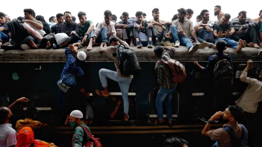 Bangladeşta avtobus poyızd belän bäreleşte