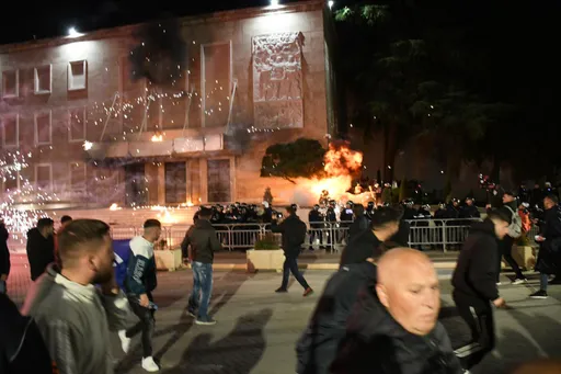 Gjashtë efektivë të Policisë së Shqipërisë u lënduan në protestën e opozitës të dielën