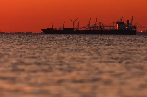 استقرار أسعار النفط في ظل تخفيف العقوبات.. والذهب يخسر 5% مع استمرار حرب إيران