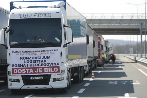 Босанските транспортери ја блокираа границата на БиХ и Хрватска